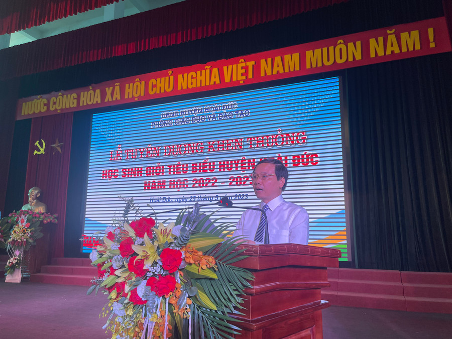 Ông Vương Văn Lâm - Trưởng Phòng GD&ĐT Hoài Đức nêu tóm tắt một số thành tựu của ngành giáo dục huyện trong năm học 2022-2023. Ông Vương Văn Lâm - Trưởng Phòng GD&ĐT Hoài Đức nêu tóm tắt một số thành tựu của ngành giáo dục huyện trong năm học 2022-2023.