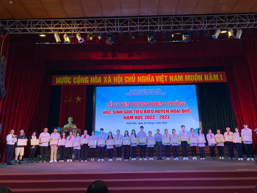 Các em học sinh tiêu biểu lên nhận thưởng. Các em học sinh tiêu biểu lên nhận thưởng.