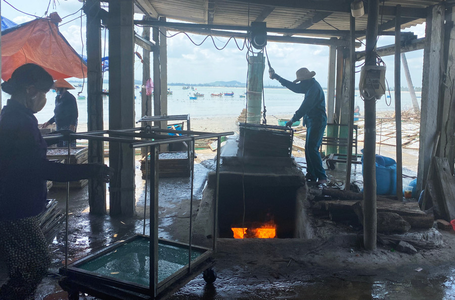 Lao động ở những lò hấp cá được chia làm 3 nhóm gồm làm việc theo tháng, theo ngày và tính theo giờ. Mỗi giờ, những phụ nữ ở đây được chủ trả từ 25.000 đồng đến 30.000 đồng. Lao động ở những lò hấp cá được chia làm 3 nhóm gồm làm việc theo tháng, theo ngày và tính theo giờ. Mỗi giờ, những phụ nữ ở đây được chủ trả từ 25.000 đồng đến 30.000 đồng.