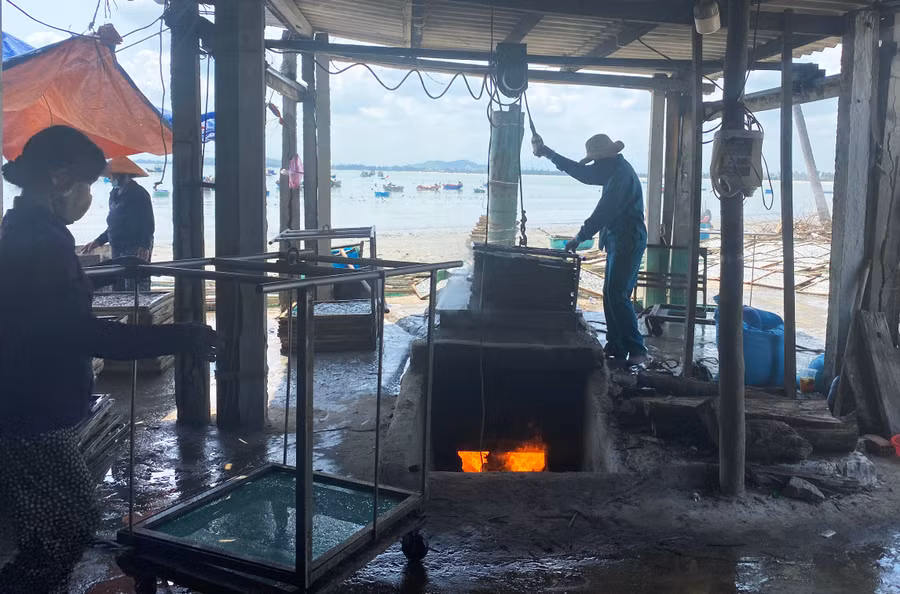 Lao động ở những lò hấp cá được chia làm 3 nhóm gồm làm việc theo tháng, theo ngày và tính theo giờ. Mỗi giờ, những phụ nữ ở đây được chủ trả từ 25.000 đồng đến 30.000 đồng.