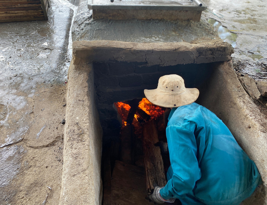 Cá cơm tươi sau khi được phân loại lần đầu sẽ được đưa vào lò để hấp. Cá cơm tươi sau khi được phân loại lần đầu sẽ được đưa vào lò để hấp.