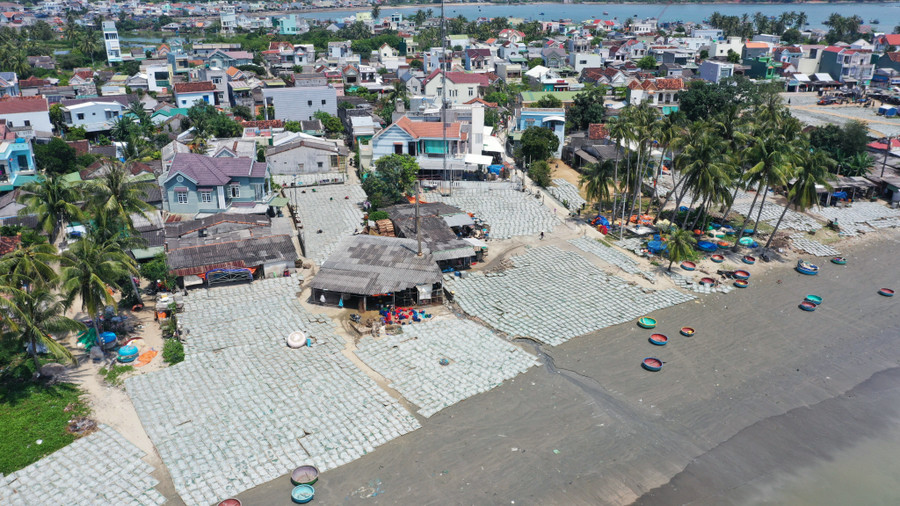 Thôn An Vĩnh, xã Tịnh Kỳ, TP. Quảng Ngãi (tỉnh Quảng Ngãi) nổi tiếng với nghề hấp cá cơm với tuổi đời hàng chục năm. Vào mùa cá cơm, trung bình mỗi ngày 1 lò ở đây hấp khoảng 4 tấn cá. Thôn An Vĩnh, xã Tịnh Kỳ, TP. Quảng Ngãi (tỉnh Quảng Ngãi) nổi tiếng với nghề hấp cá cơm với tuổi đời hàng chục năm. Vào mùa cá cơm, trung bình mỗi ngày 1 lò ở đây hấp khoảng 4 tấn cá.