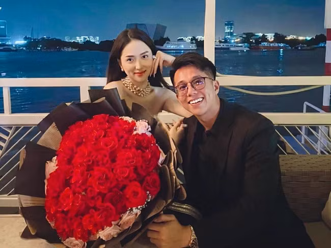 Hương Giang được bạn trai đại gia ra mắt với hội bạn thân giàu có