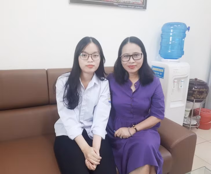 Cô Nguyễn Thị Nga, Phó hiệu trưởng trường tự hào khi có học trò như Việt Hà.