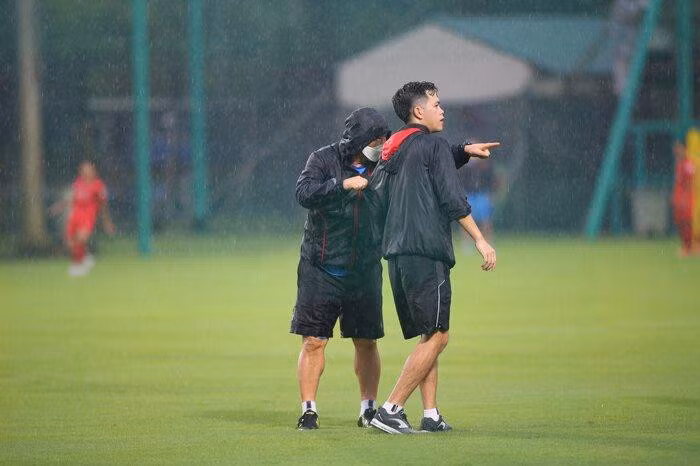 Thầy Park và các cộng sự liên tục làm việc dưới mưa.