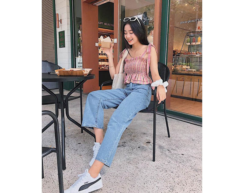 Mix áo hai dây chun nhún và quần jeans ống rộng thì sẽ chẳng ai bắt bẻ được bạn về khoản phối đồ đâu.