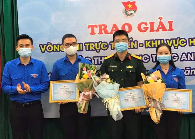 Phó Bí thư Thành đoàn Hà Nội trao giải cho 3 cán bộ trẻ đạt giải Nhất tuần.