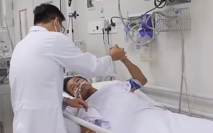 Anh Tâm đang hồi phục, tỉnh táo và có thể cử động được theo hướng dẫn của bác sĩ ở Bệnh viện Chợ Rẫy. Ảnh: Bệnh viện cung cấp.