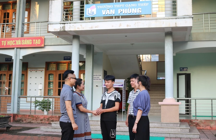 Ban Giám hiệu và thầy cô giáo trường THPT Gang Thép động viên, chúc mừng Thắng khi nhận kết quả phúc khảo.