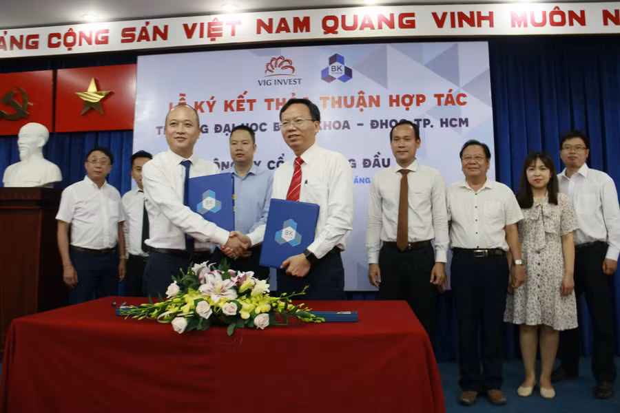 Đại diện hai bên cùng thực hiện nghi thức ký kết hợp tác (Ảnh: Thy Huyền).