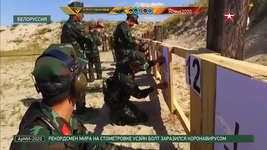 Các sĩ quan Việt Nam tham gia thi bắn tỉa tại Army Games 2020. Ảnh: Zvezda TV.