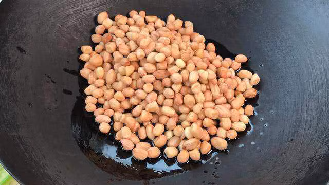 Chỉ cần thêm vài giọt này, món lạc rang muối giòn tan, thơm phức