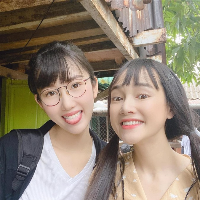 Mới đây, Nhã Phương đã có màn đọ sắc cùng Thúy Ngân trong tạo hình khá lạ mắt. Cô đã làm mẹ một con nhưng vẫn trẻ trung xuất sắc, chỉ có điều dường như mái tóc có phần lệch tông so với khuôn mặt. Nhã Phương trông có vẻ kém sắc hơn vì kiểu tóc mái ngố mà cô chọn lại khá đơ và kì hoặc. 