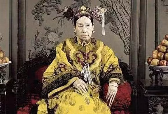Từng nắm giữ quyền lực thao túng của triều đại nhà Thanh, Từ Hy Thái Hậu cũng không cam tâm chết đi, rời xa tiền tài, danh vọng nên luôn đi tìm các phương thức trường sinh bất lão.