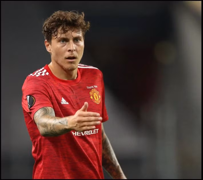 Ngôi sao Man Utd, Victor Lindelof đã được cảnh sát Thụy Điển biểu dương sau khi bắt cướp.