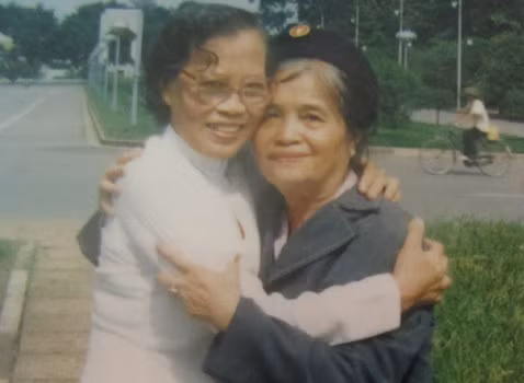 Bà Lê Thi (trái) và bà Đàm Thị Loan, hai người phụ nữ cùng nhau kéo cờ trong lễ độc lập ở quảng trường Ba Đình ngày 2/9/1945. Ảnh: Tư liệu.