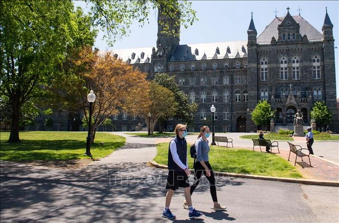 Sinh viên tại trường đại học Georgetown ở Washington, DC, Mỹ, ngày 7/5/2020. Ảnh: AFP/TTXVN