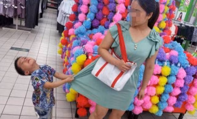 Trẻ đòi mua đồ chơi khi đi siêu thị là câu chuyện rất nhiều phụ huynh gặp phải (Ảnh minh họa)