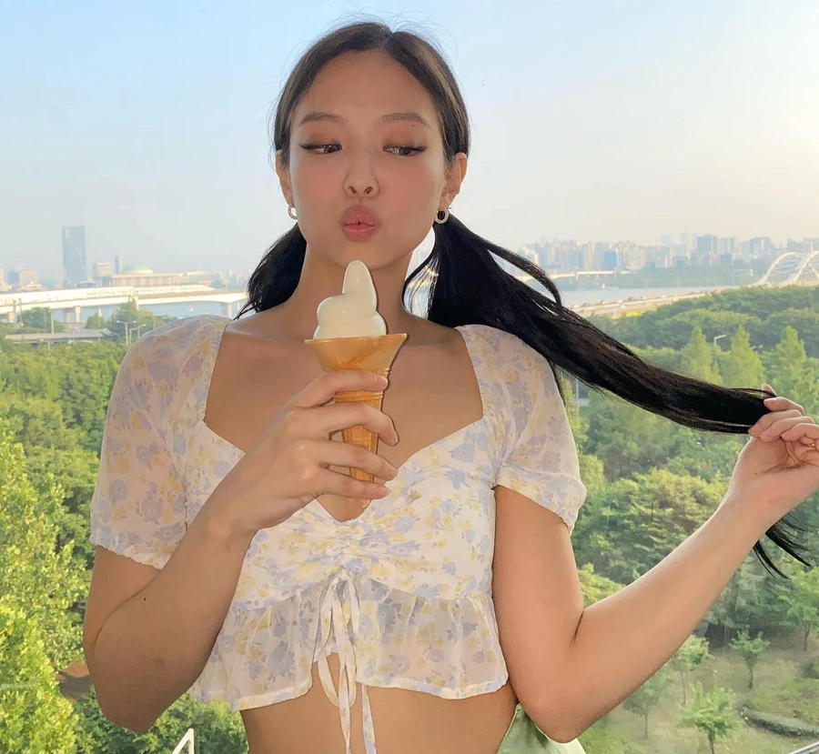 Jennie (Black Pink) được biết đến là một trong những sao nữ có công nhiều nhất trong việc tạo nên trend. Chắc chắn là, nữ Idol cũng không thể bỏ qua item "hot hit" này được. Jennie diện một chiếc áo họa tiết hoa nhí hơi "bánh bèo", dù hơi ngắn nhưng không hề bị hớ hênh ngược lại còn rất bắt mắt và sành điệu.