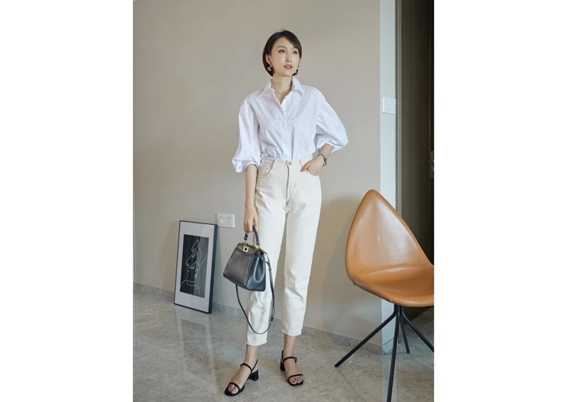 Sơ mi trắng + quần jeans trắng