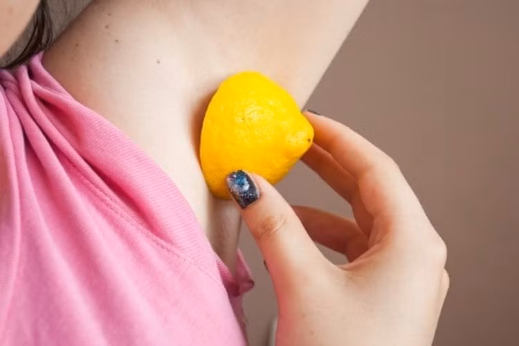 Cắt đôi quả chanh chà lên nách giúp bạn ngăn ngừa mùi cơ thể cũng như giúp da nách trắng dần theo thời gian. 
