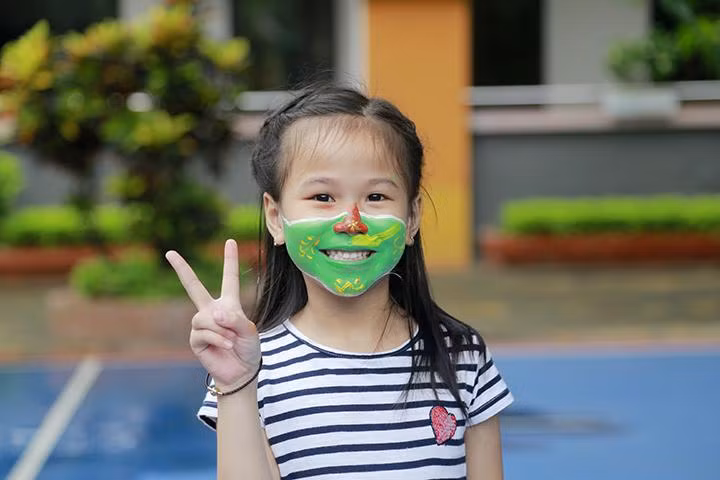 Học sinh vẽ lên mặt hình ảnh khẩu trang nhằm lan tỏa thông điệp phòng chống Covid-19.