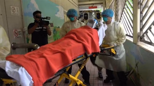 Sầm Trữ Nhạc được đưa đến viện trong tình trạng tinh thần hoảng loạn.