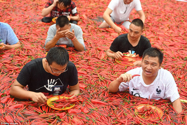 Bất chấp nóng dữ dội 40 độ C, du khách vẫn ngâm mình trong ớt ảnh 5 Một số người vừa ăn ớt, vừa lau mồ hôi và nước mắt vì cay và nóng