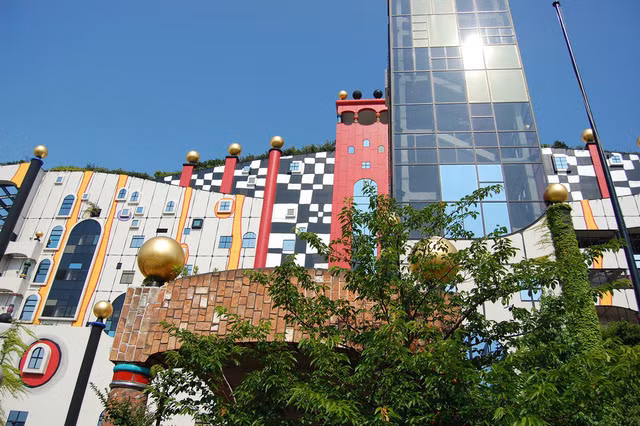 Công trình được thiết kế bắt mắt với những mảng tường nhiều màu sắc