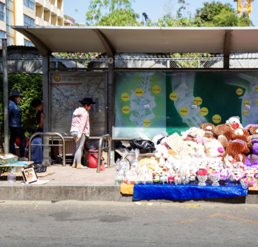 Trạm xe buýt thành nơi bày bán hàng