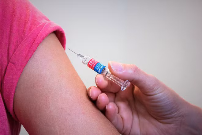 Mẹ cẩn trọng khi đắp khoai tây, lòng trắng trứng hạ sốt cho trẻ sau khi tiêm chủng