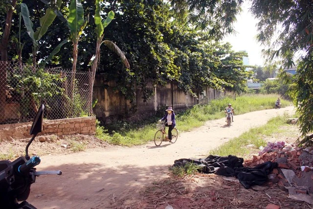 Đoạn cuối ngã tư tuyến đường Lê Hữu Trác nối dài, nắng bụi mưa bùn, cảnh quan nhếch nhác…