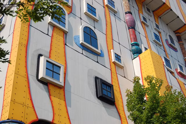 Những ô cửa sổ nhiều màu sắc sặc sỡ