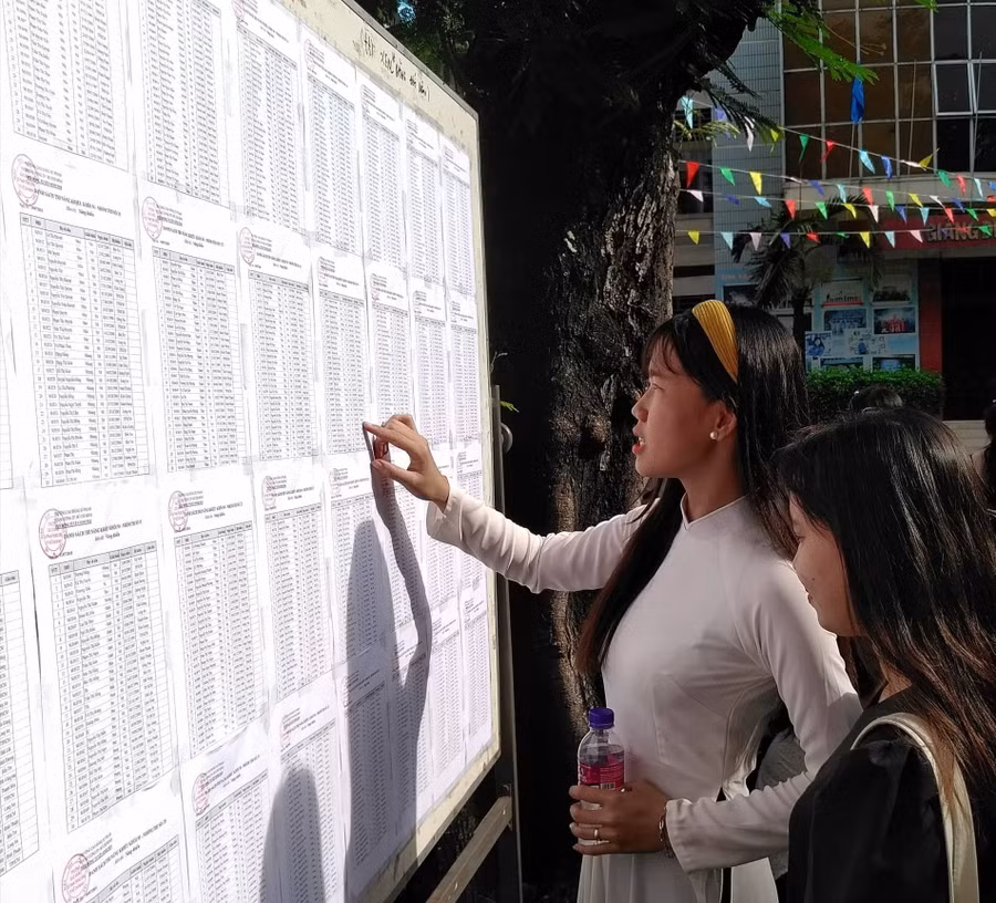 Các thí sinh xem lại số báo danh và phòng thi