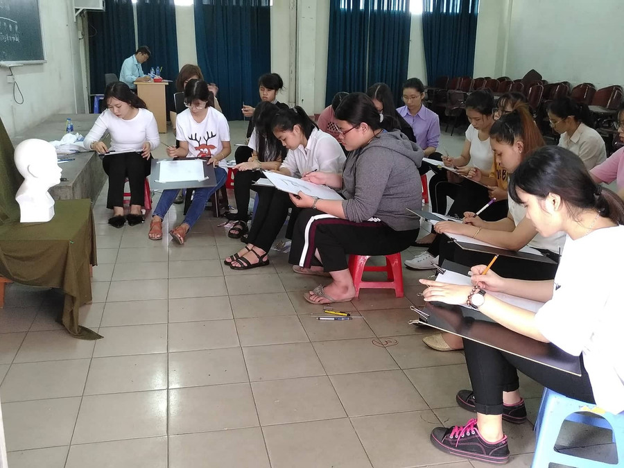 Các thí sinh làm bài thi năng khiếu môn Vẽ mỹ thuật -Hình họa