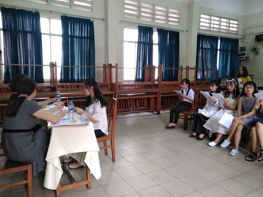 Các thí sinh chuẩn bị thể hiện bài thi năng khiếu: Hát và đọc diễn cảm