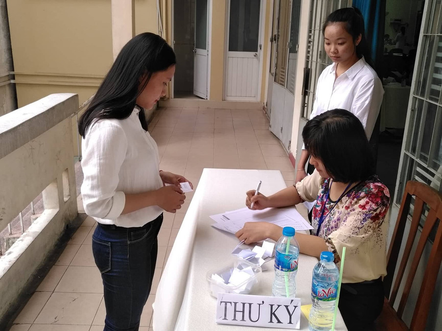 Thí sinh làm thủ tục trước bàn thư ký và bốc phiếu đề thi trước khi vào phòng thi