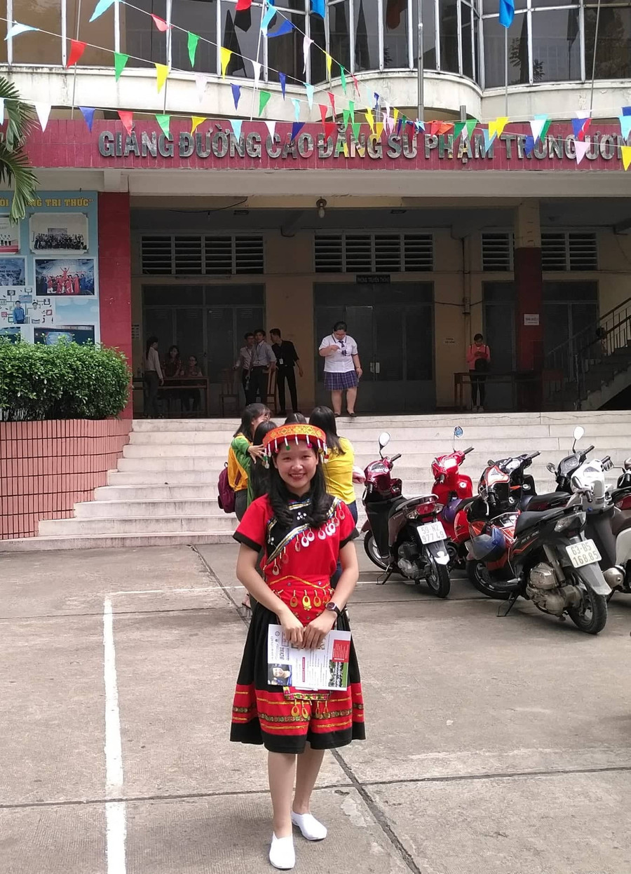 Các sinh viên tình nguyện “tiếp sức mùa thi” của trường, tham gia hướng dẫn các thí sinh đến các phòng thi, giữ đồ dùng cho các thí sinh và phát nước uống cho người nhà thí sinh trong các ngày thi