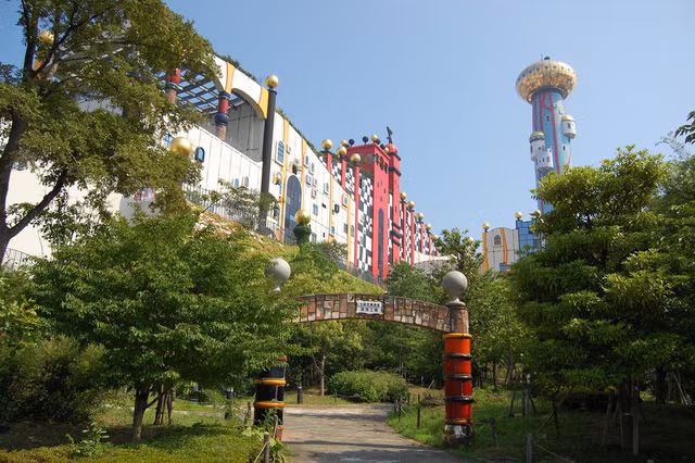 Lối vào của nhà máy xử lý rác thải phủ đầy cây xanh