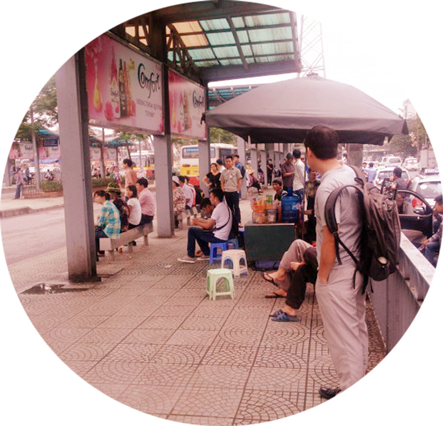 Hàng quán lấn chiếm trạm trung chuyển Long Biên