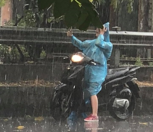 Niềm vui khi nắng hạn gặp mưa rào.