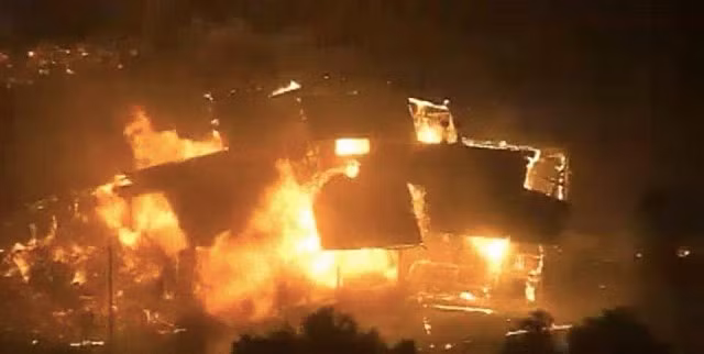 Tìm thấy nhẫn đính hôn sau khi căn nhà bị lửa cháy rừng thiêu rụi, người chồng cầu hôn vợ lần nữa giữa đống tro tàn - Hình 2