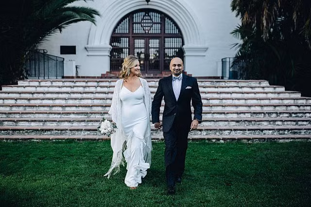 Tìm thấy nhẫn đính hôn sau khi căn nhà bị lửa cháy rừng thiêu rụi, người chồng cầu hôn vợ lần nữa giữa đống tro tàn - Hình 5