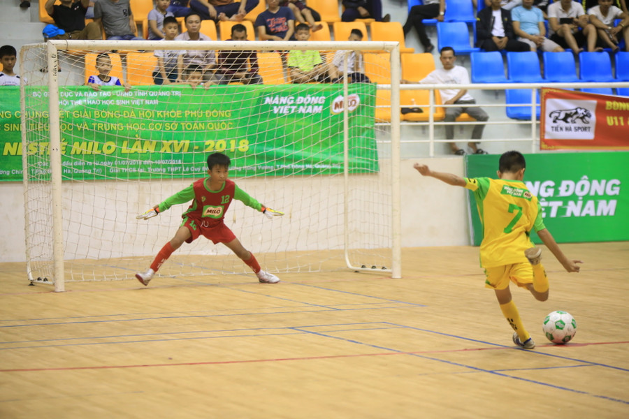 Cầu thủ Quảng Trị thực hiện quả đá luân lưu Cầu thủ Quảng Trị thực hiện quả đá luân lưu