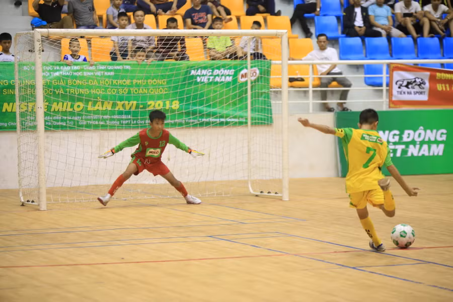Cầu thủ Quảng Trị thực hiện quả đá luân lưu