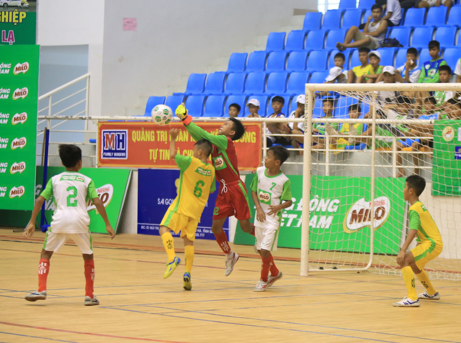 Một pha cản phá tấn công của thủ môn đội Kiên Giang. Một pha cản phá tấn công của thủ môn đội Kiên Giang.