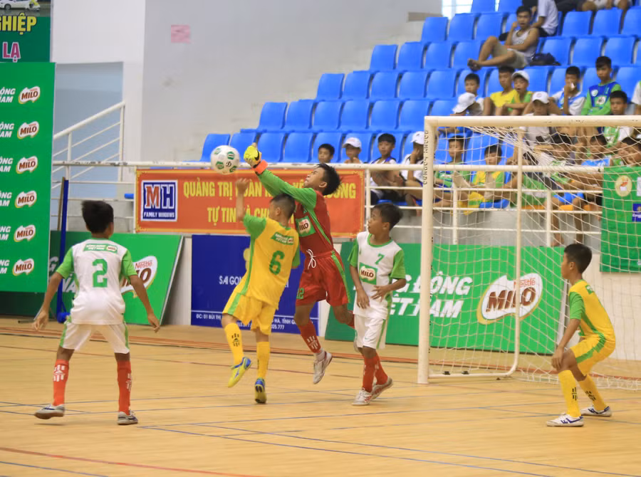 Một pha cản phá tấn công của thủ môn đội Kiên Giang.