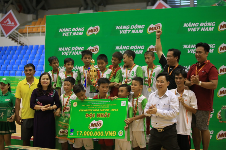 Đại diện Bộ GD&ĐT cùng lãnh đạo sở GD&ĐT tỉnh Quảng Trị trao cúp vô địch cho đội Kiên Giang Đại diện Bộ GD&ĐT cùng lãnh đạo sở GD&ĐT tỉnh Quảng Trị trao cúp vô địch cho đội Kiên Giang