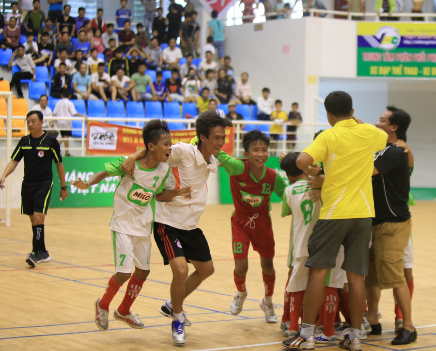 Niềm vui của đội Kiên Giang khi giành chức vô địch của giải đấu dành cho học sinh Tiểu học. Niềm vui của đội Kiên Giang khi giành chức vô địch của giải đấu dành cho học sinh Tiểu học.