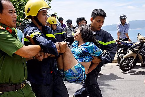 Hơn một giờ giải cứu cô gái ‘ngáo đá’ la hét trên cây - Hình 2